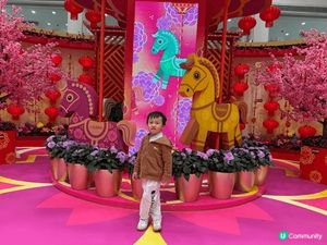 哇～各位靚仔靚女！原來呢個超夢幻粉紅旋轉木馬打卡位，就正正位