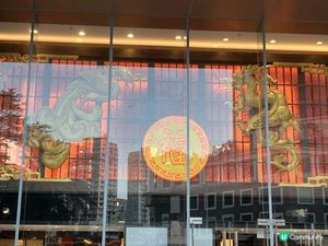 去了荃灣西的如心廣場見到餐廳外有龍鳳裝飾很美麗🌸☺️
我