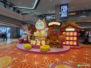 今年經過將軍澳中心，見到有一隻巨型嘅招財貓，同埋好多金元寶，