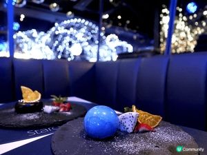 Staro  以神秘藍星空為裝修主軸，甫踏進店內猶如置身浩瀚