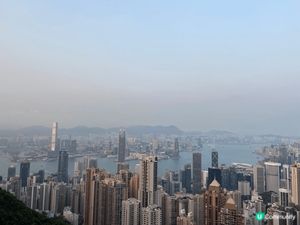 香港山頂，又叫太平山，係全港最著名嘅觀景勝地之一。由山頂俯瞰