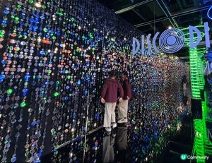 帶著孩子前往香港設計中心的霓虹燈展，彷彿乘坐了一部神奇的時光