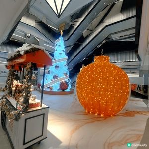 在啟德雙子匯二期，樓下有好靚嘅發光聖誕節裝飾拍照，還可到8樓