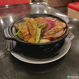 嚥宮係一間以粵菜同火鍋為主嘅中菜館，喺堅尼地城，環境普通街坊