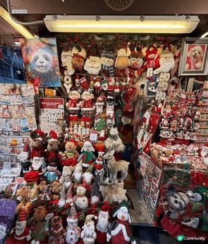 今年中環海傍有旅發局搞嘅冬日小鎮，20米高巨型聖誕樹好耀眼，