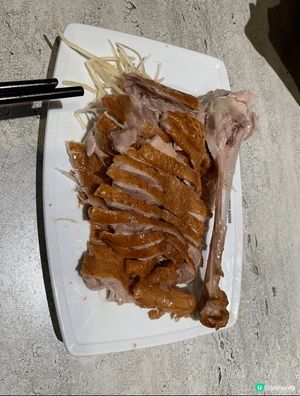 我會推薦阿城鵝肉，招牌鵝肉非常好味，鵝肉帶有煙熏味，入口軟滑