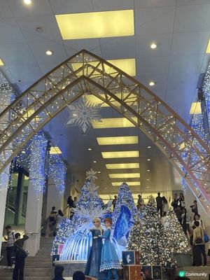 尖沙咀海港城商場外的聖誕燈飾，鄰近天星碼頭，是聖誕打卡好去處