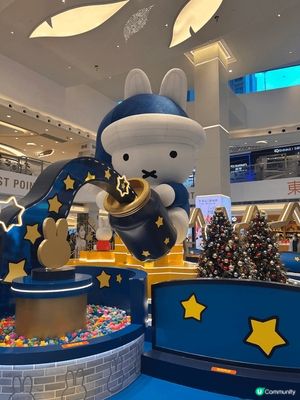 圖中係東港城既可愛Miffy星河祈願之旅🤣
帶住藍色聖誕帽