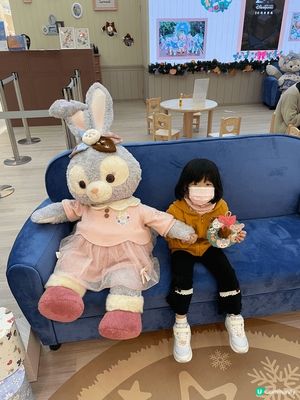 去左海港城參加迪士尼做手工，同小朋友影聖誕燈飾相
遊學玩樂