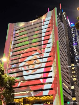 中環遮打花園的燈飾與裝飾，大型聖誕樹、燈光裝置及主題佈置，適