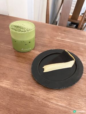 香港本地人氣咖啡店《Hemma》，店內傢俬以木色為主加上純白