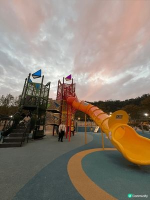 色彩繽紛遊樂設施配晚霞美景，留影打卡展現活力與童趣，留下難忘