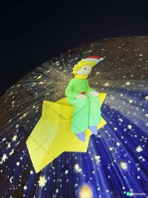 尖沙咀又多個打卡位，太空館變巨型萬花筒。 
太空館半圓外牆變