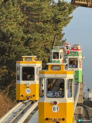 釜山•海的尽头有列小火车
风吹得很慢，海也在呼吸。
坐上 釜