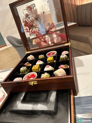 合和酒店大堂餐廳環境闊落，服務員細心殷勤，下午茶精緻好味，仲