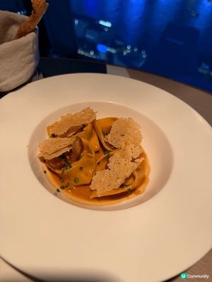 這家是位於北京道1號的意大利餐廳，享有360度維港景色。餐廳