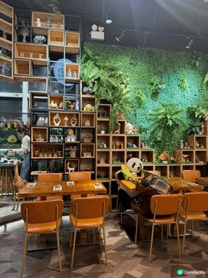 在油麻地M1酒店1樓的慢理牆城用餐是一個愉快的體驗。餐廳的裝