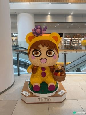 啟田商場內有一個打卡位，用超過三十萬粒Lego砌成數個大型f