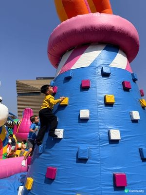 西九文化區有一個充氣遊樂場，趁新年帶小朋友彈住過年，呢個充氣