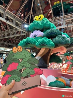 太古城中心今期跟青年藝術家謝凸攜手合作，將其品牌「松與松」筆