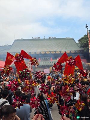 年初三赤口到車公廟轉風車、求好籤，祈求新一年轉出好運、事事順