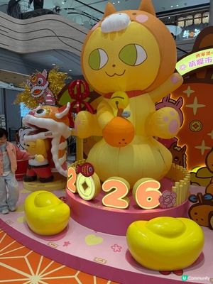 新年梗係要去行下大運，商場裝潢紅色很喜慶，見到小朋友們和得意