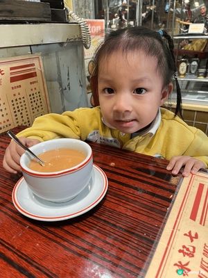 九龍城寨光影之旅還原經典舊城場景，光影氛圍超有復古感，適合親