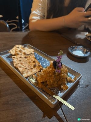 申子居酒屋在旺角的分店樓高兩層，店內燈光柔和，有關日本的畫作