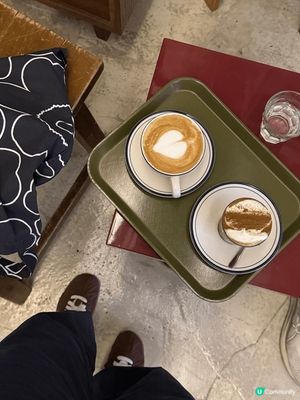 一間位卡中上環的cafe, 裝修好似好似去左韓國咁，氣氛圍感