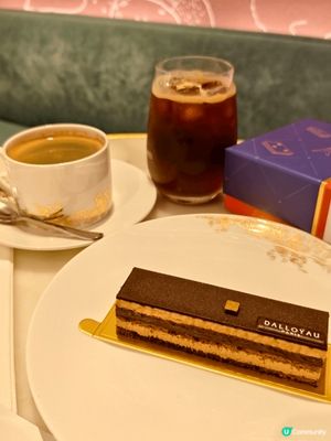 同朋友去尖沙咀行街，我想搵個地方坐低歎返件靚cake、飲杯咖