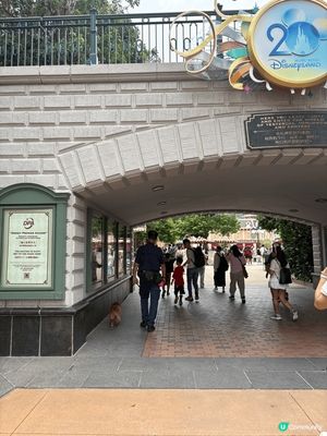 最近去咗香港迪士尼樂園，去玩吓過山車，食吓美食，然後探吓新出