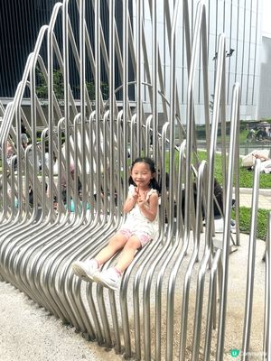 著畢業袍去添馬公園影相留紀念都好好，有一大片綠色草地，非常自