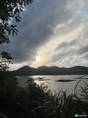 索罟灣位於南丫島東岸，是一個充滿漁村風情與歷史遺跡的海灣。這