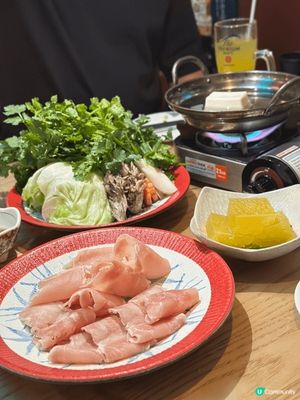 餐廳由入門口到室內環境都充滿日本和風元素，裡面仲有榻榻米座位