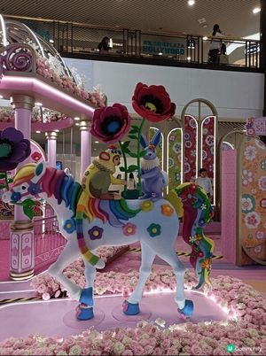 鑽石山荷里活廣場的彩馬裝置，粉色系予人夢幻之感，為新春增添歡