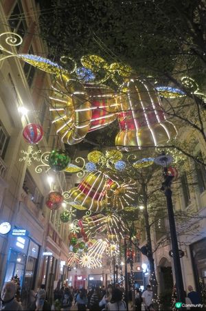 這是利東街在聖誕時有不同的燈飾，旁邊也有不同的店舖及餐廳
