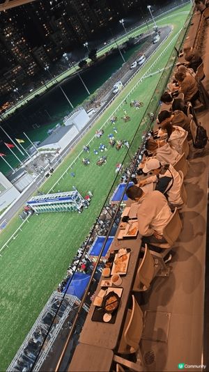 跑馬地馬場,是香港人必去地方,有得娛樂,食飯,飲酒°
哈囉