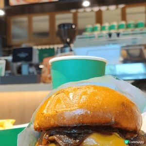 有時間同媽媽?黃竹坑行新商場，梗係要去食連舅父都推介?漢堡包