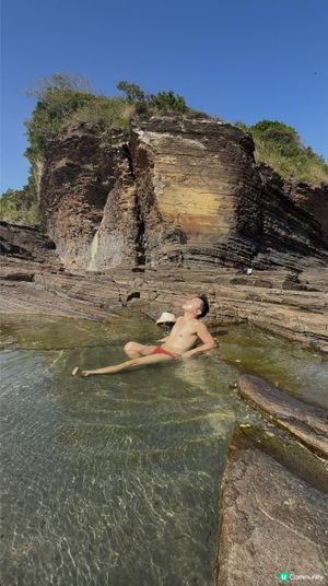 【香港東平洲】隱世美食海膽之島／稀有絕美地質公園離島◀︎斬頸洲▶︎限量一日一份「香煎墨汁大尾魷」蝶豆花菠蘿冰 脆皮西多士｜窮遊達人4K中字