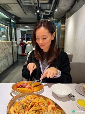 藝術感優雅意大利紅蝦海鮮意粉