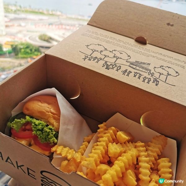 初嘗香港既shake shack burger ￼，個外賣盒...
