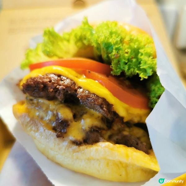 初嘗香港既shake shack burger ￼，個外賣盒...