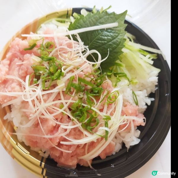 吞拿魚加上蔥剁成蓉，拌飯嘅時候，細緻地撈勻，整碗被吞拿魚腩蓉...