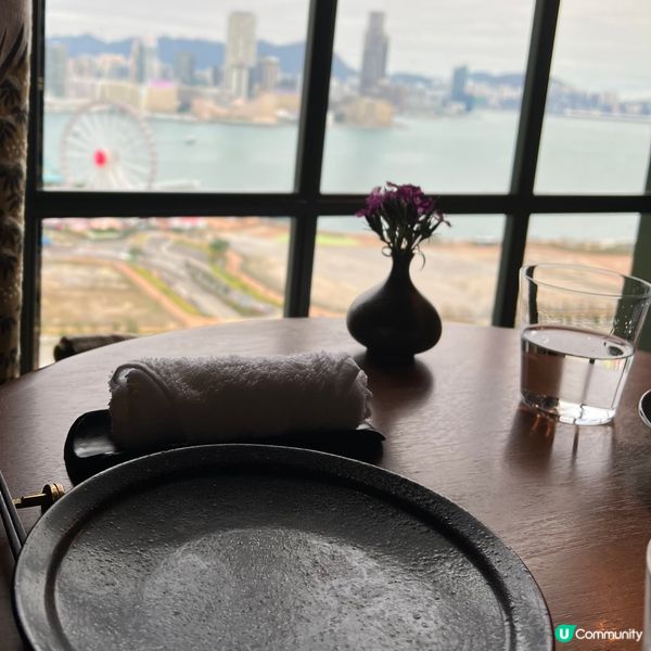 酒店25樓 The Aubrey 坐在高處望維港，景色超廣濶...