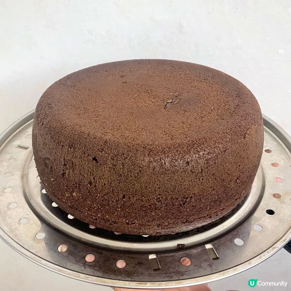 電飯煲朱古力蛋糕，大大件像芝士brie, 吃上去濕潤，甜甜的