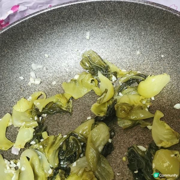 【酸菜豬腰豬頸肉炒河粉】
