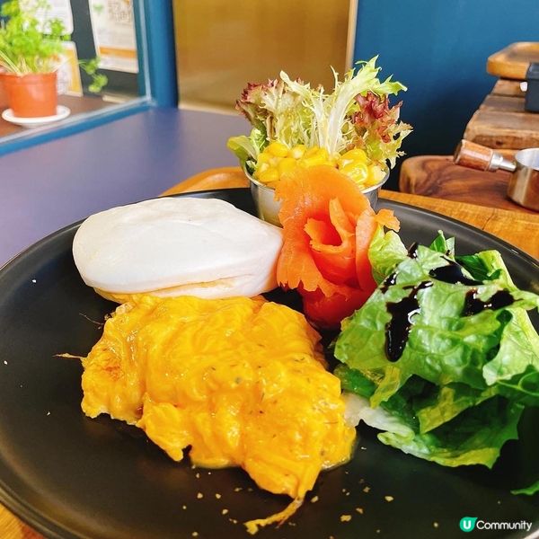 今次黎左筲箕灣新開既cafe，見到門口兩邊既座位，我已經心心...