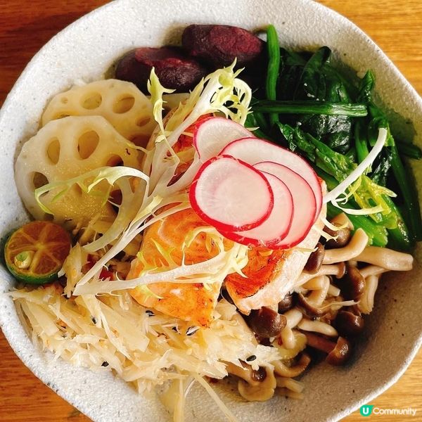 今次黎左筲箕灣新開既cafe，見到門口兩邊既座位，我已經心心...