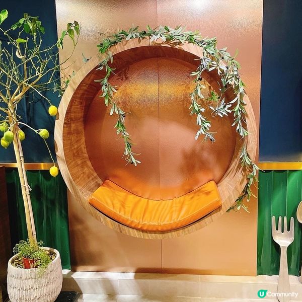 今次黎左筲箕灣新開既cafe，見到門口兩邊既座位，我已經心心...