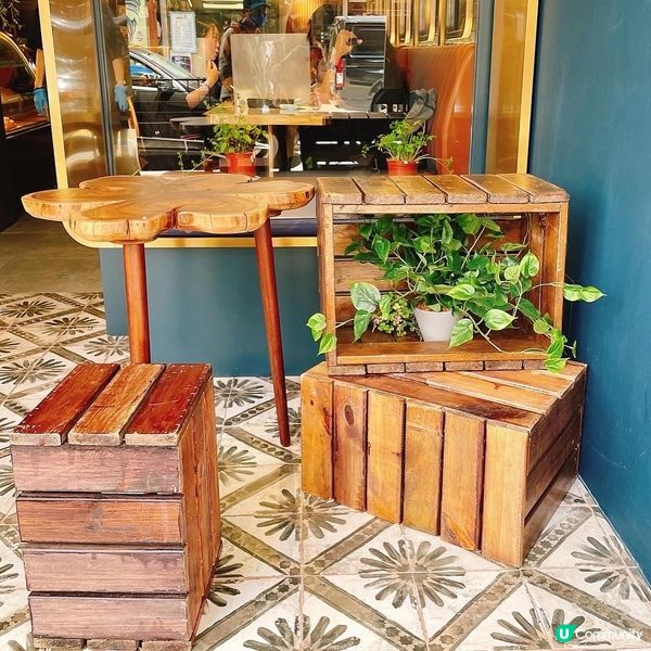 今次黎左筲箕灣新開既cafe，見到門口兩邊既座位，我已經心心...